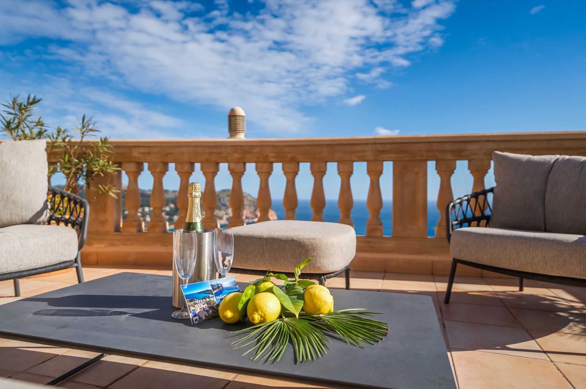 Terrasse der Villa Ventimar mit Champagner und Blick aufs Meer