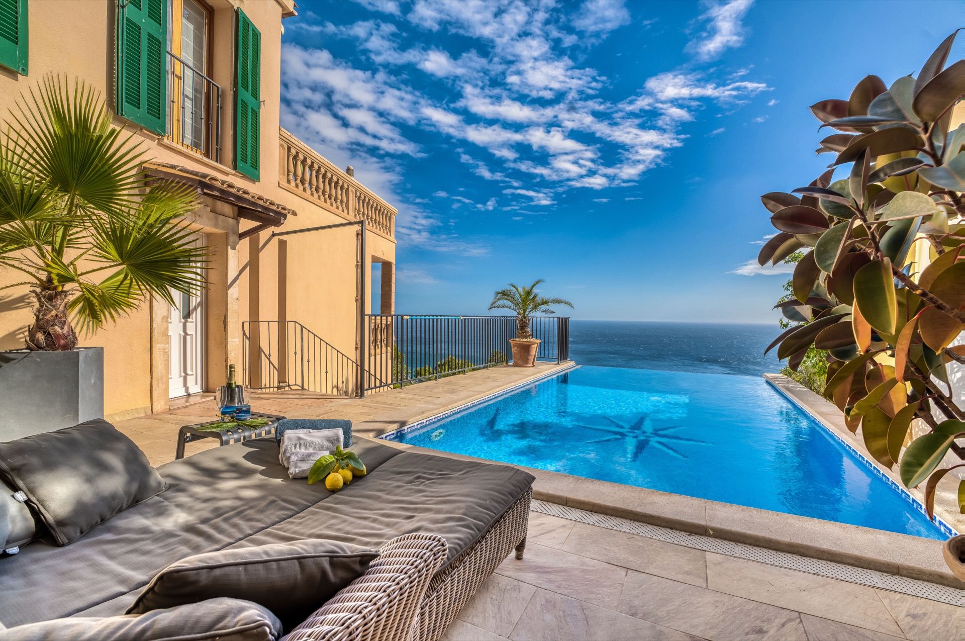 Poolliegen auf der Terrasse mit Panorama-Meerblick