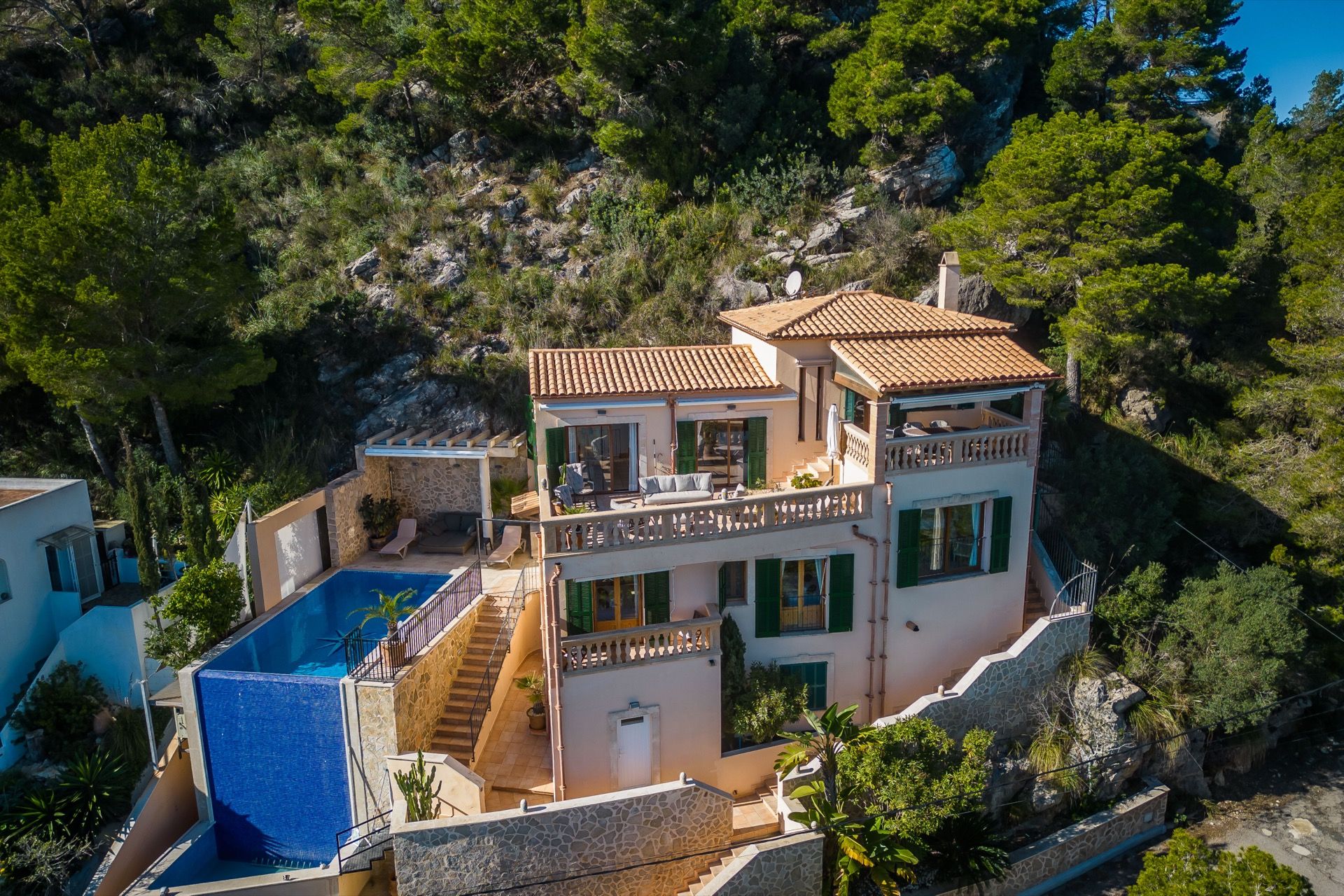 Villa Ventimar aus der Luft: Ferienvilla mit Infinity-Pool in Canyamel, Mallorca