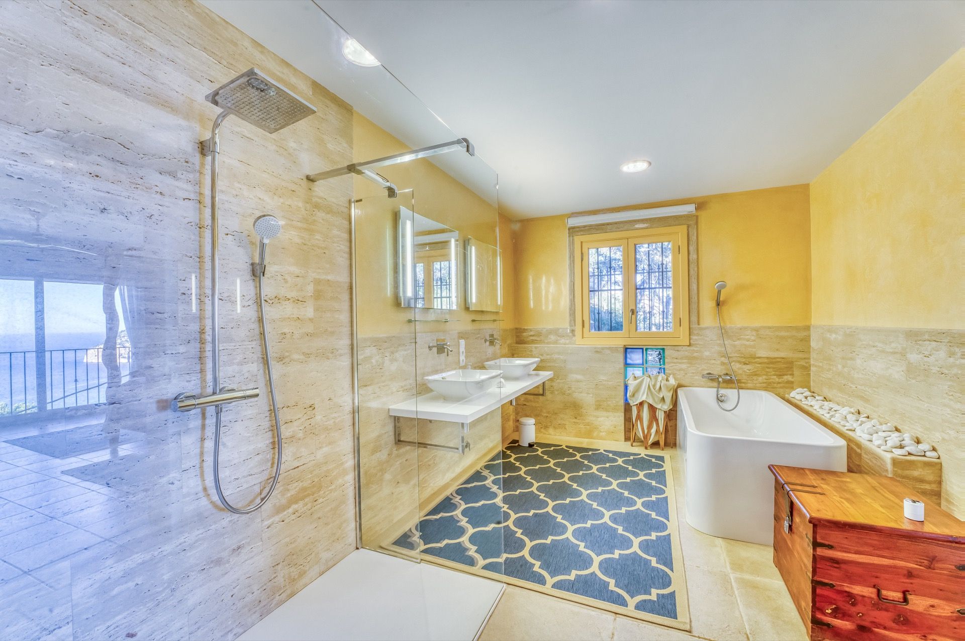 Naturstein-Badezimmer mit Regendusche und Badewanne