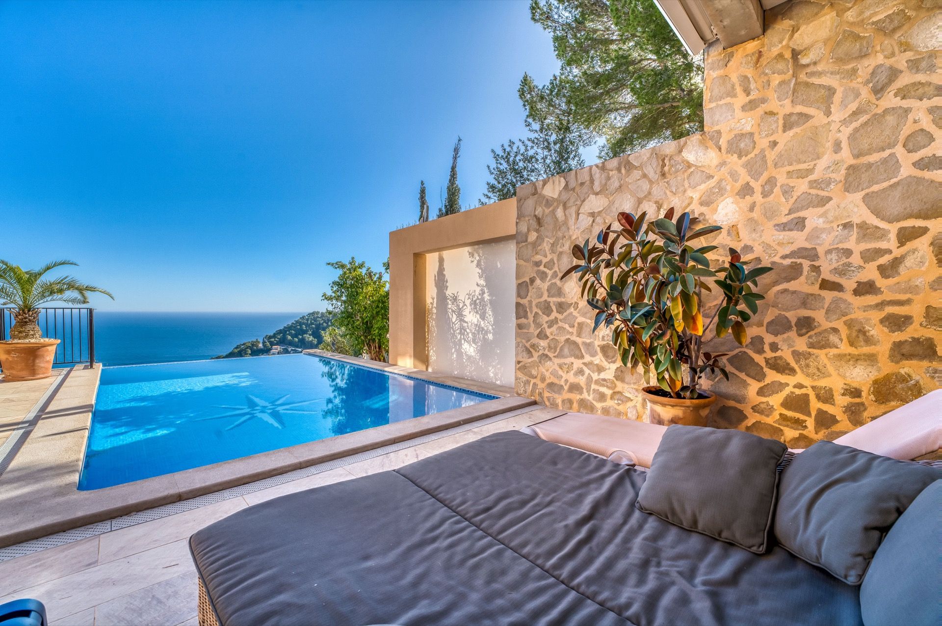 Daybed am Infinity-Pool der Villa Ventimar