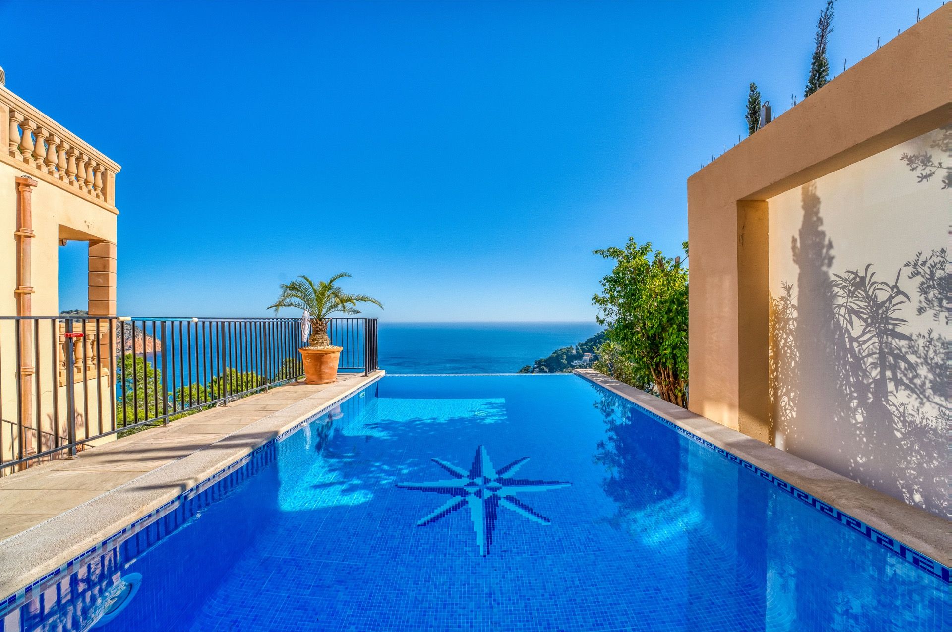 Infinity-Pool mit Blick auf die Bucht von Canyamel